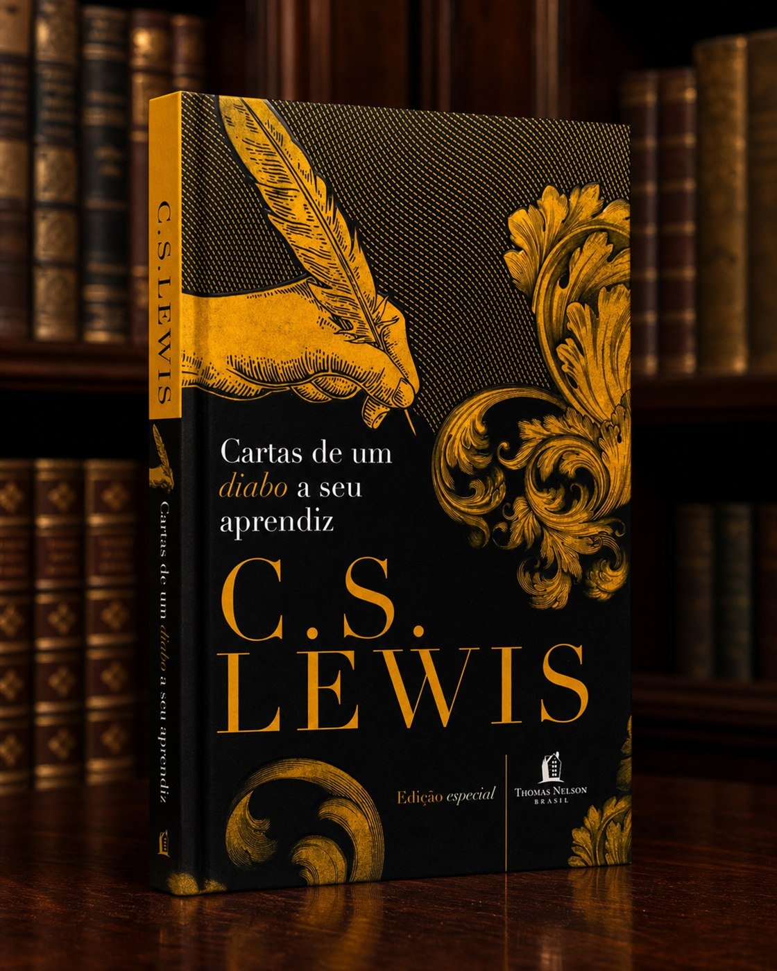 Cartas de um diabo a seu aprendiz fotografado como peça central de uma biblioteca clássica
